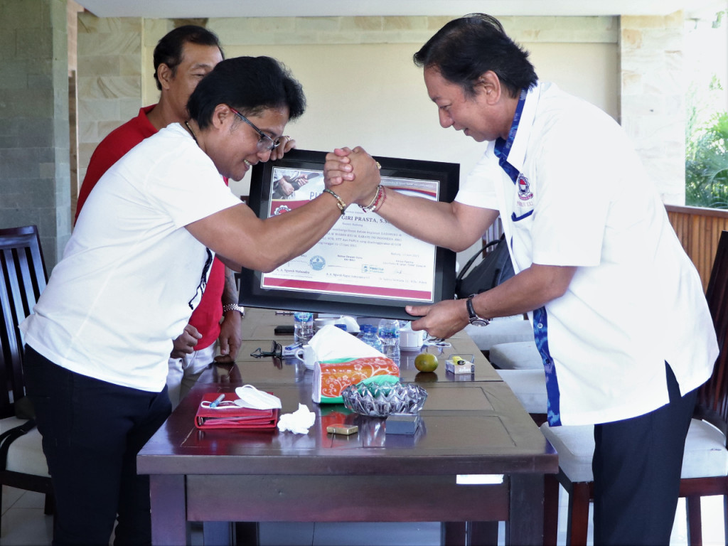 Bupati Giri Prasta Terima Sertifikat Penghargaan Internasional dari KKI Indonesia
